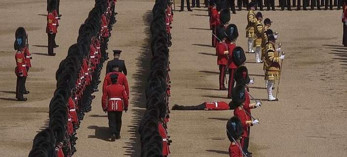 Eπεφταν σαν τα κοτόπουλα: Λιποθύμησαν 5 μέλη της βασιλικής φρουράς  [εικόνες & βίντεο]